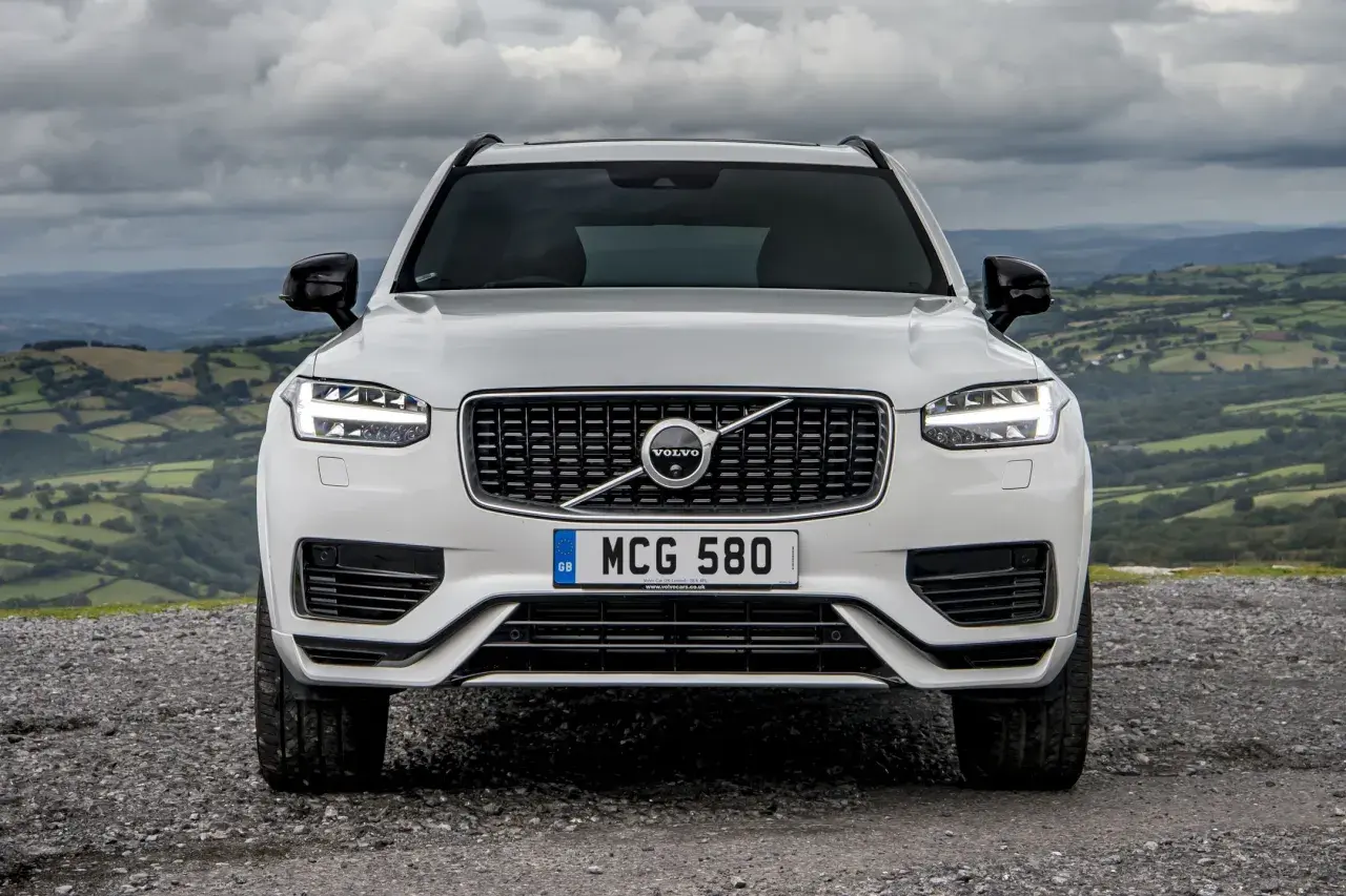 Białe Volvo XC90 2020 na tle malowniczego krajobrazu.