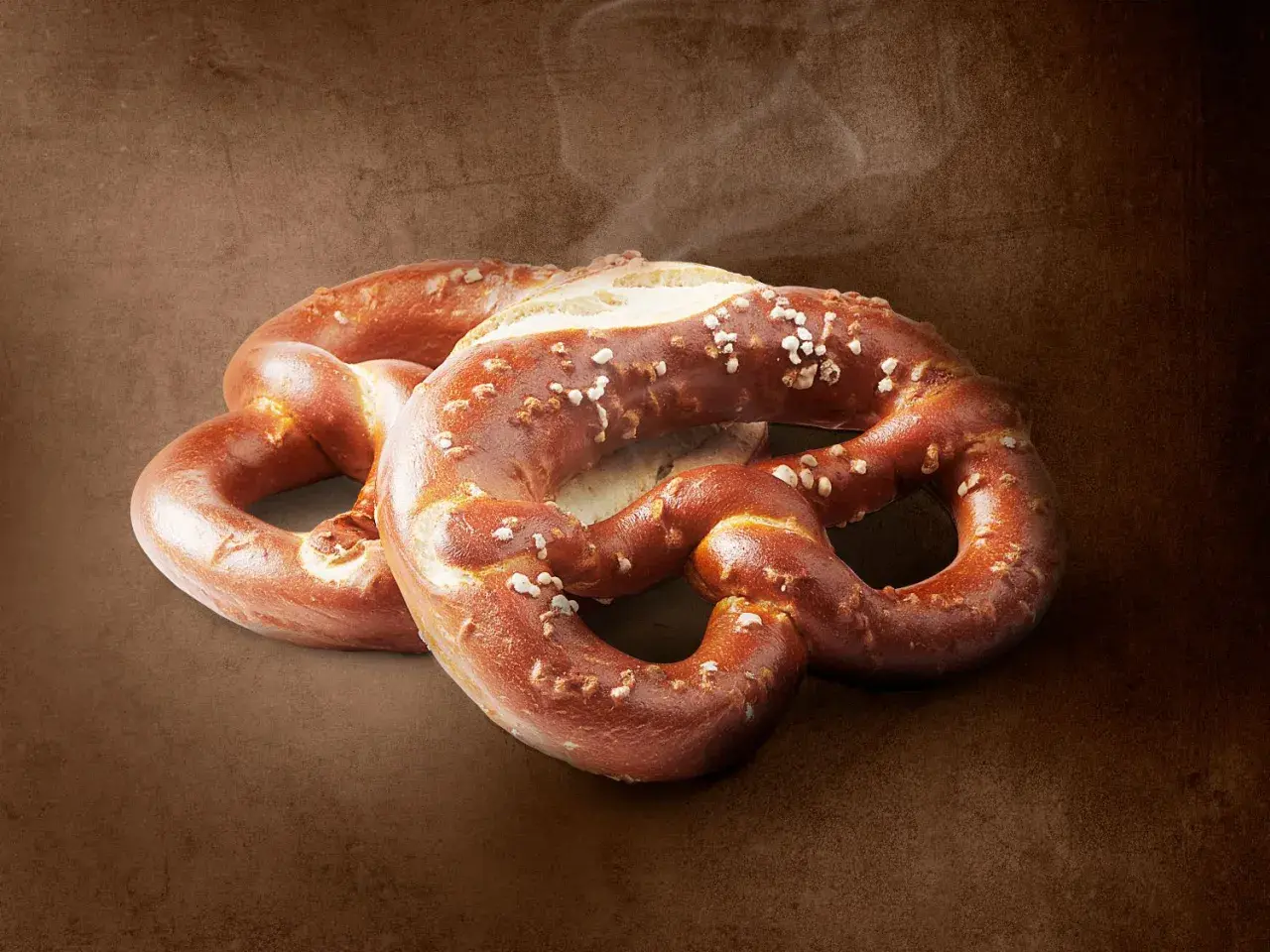 Dwa świeże precle z solą, idealne na przekąskę. Sprawdź precel Lidl kcal, by poznać wartość odżywczą.