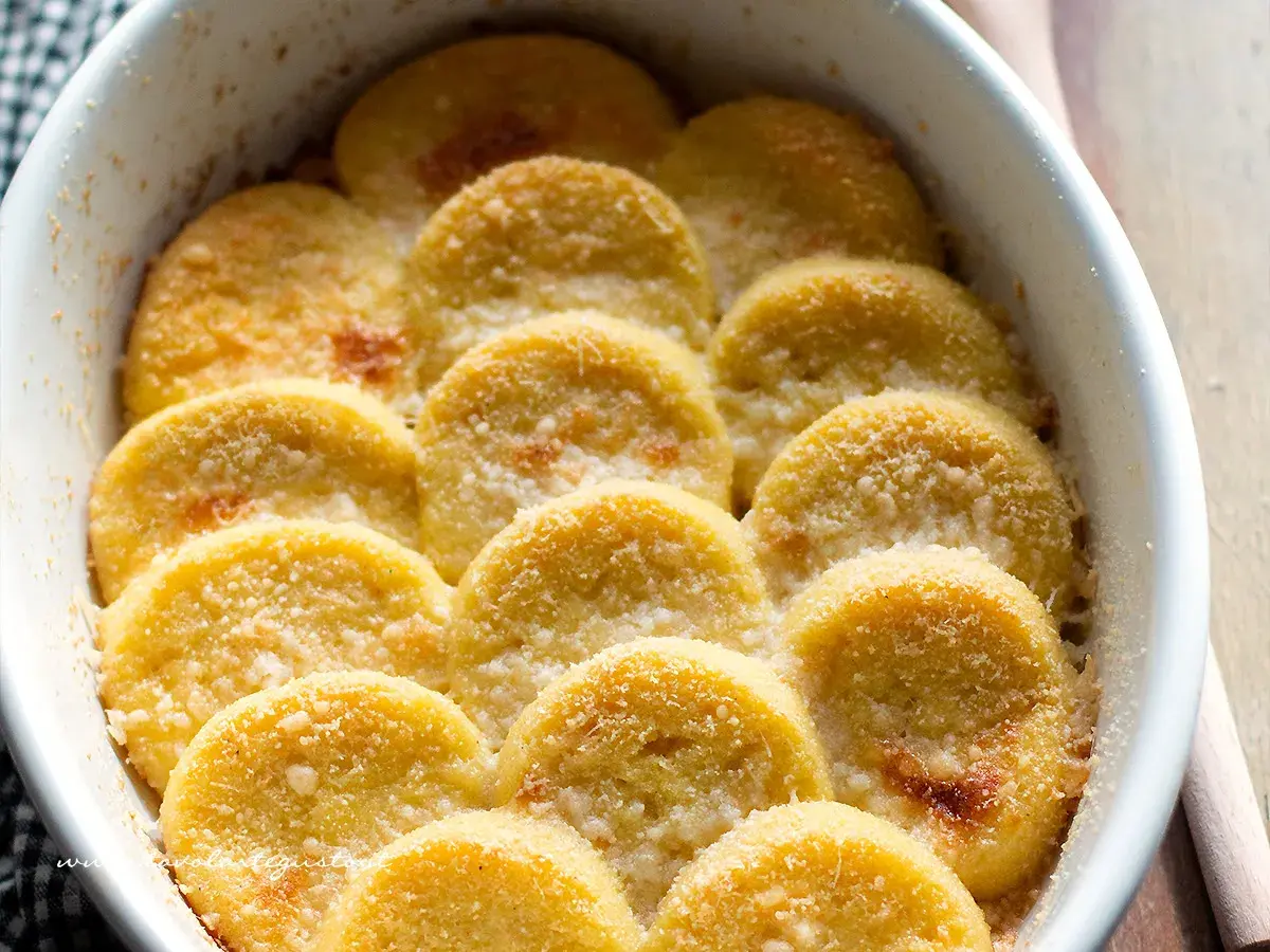 Gnocchi alla Romana dorati e gratinati, un classico di Benedetta Rossi, pronti per essere gustati.