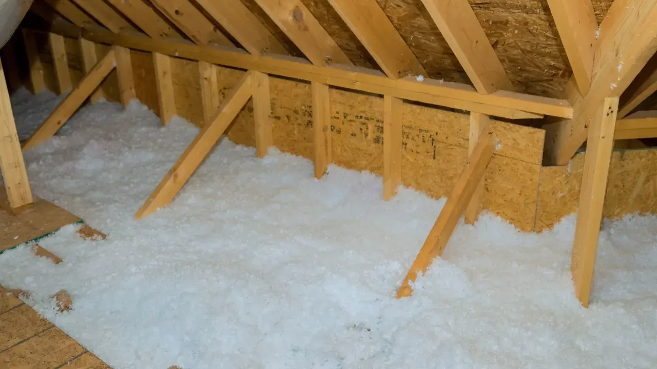Sottotetto con isolante termico soffice, ideale per sottotetti calpestabili, che garantisce comfort e risparmio energetico.