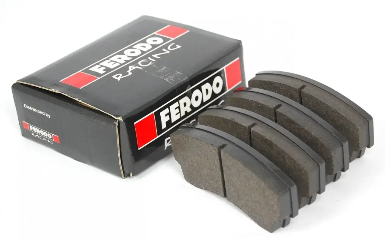 Caja de ferodo racing y pastillas de freno. El ferodo es un material de fricción esencial para la seguridad automotriz.