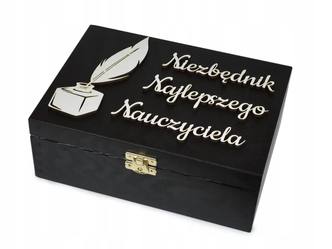 Czarna szkatułka z piórem i kałamarzem, ozdobiona napisem "Niezbędnik Najlepszego Nauczyciela". Idealna dedykacja dla nauczyciela.