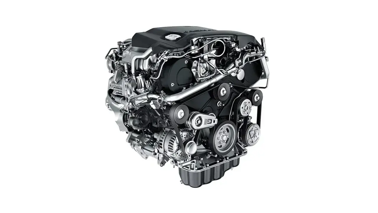 En modern euro 6 dieselmotor med synliga remmar, generator och insugsrör.