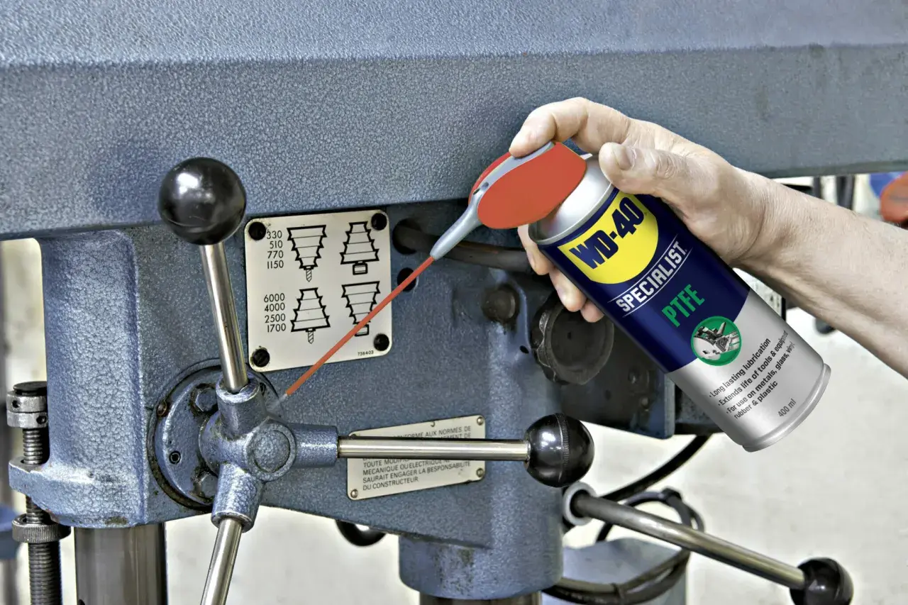 Smar PTFE WD-40 Specialist do czego? Do smarowania elementów maszyn, narzędzi, metalu, szkła, gumy i plastiku.