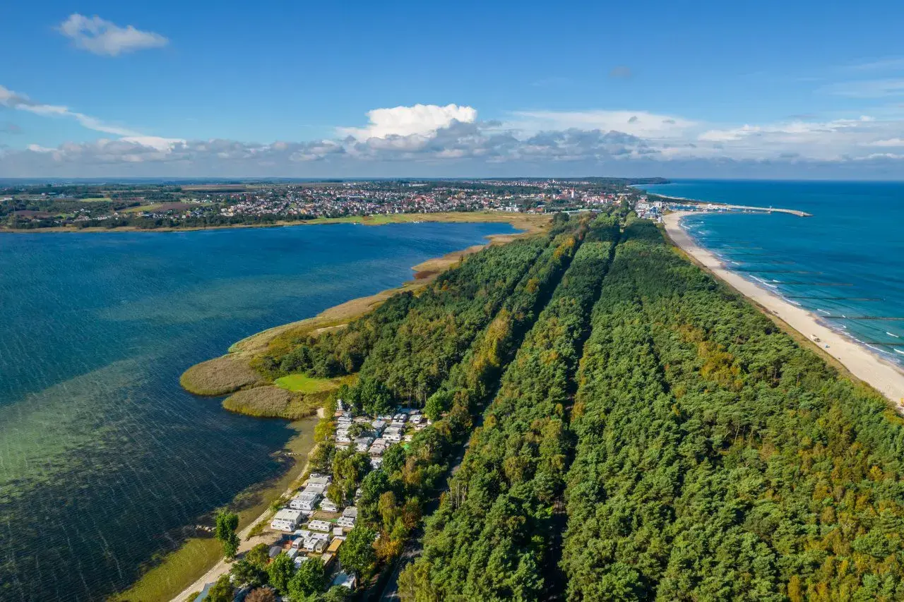 Półwysep Helski atrakcje: malowniczy widok na kemping, las i plażę nad Bałtykiem.