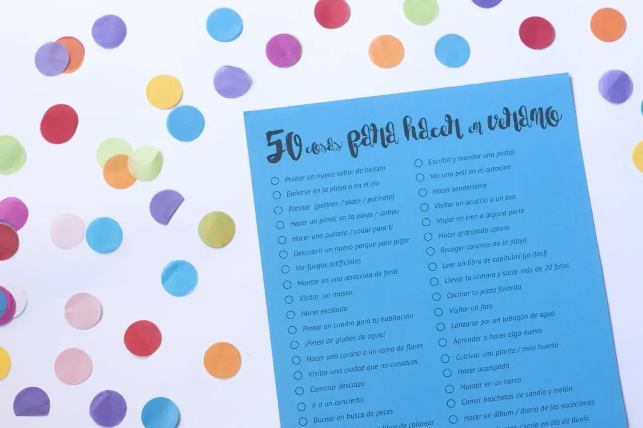 Lista de 50 cosas para hacer en verano, con ideas para disfrutar en casa y al aire libre. ¡Un verano lleno de aventuras!