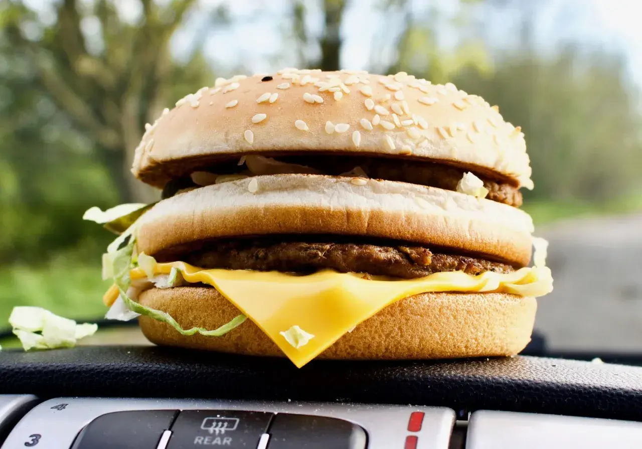 Domowy big mac przepis na idealnego burgera. Dwie wołowe kotlety, ser, sałata, ogórek, cebula i sos na sezamowej bułce.