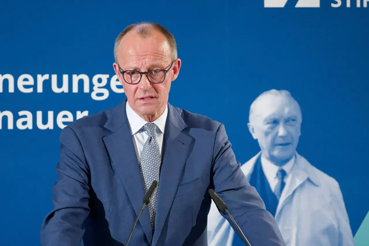 Friedrich Merz spricht vor einem Porträt von Konrad Adenauer, ein wichtiger Teil der CDU Geschichte.
