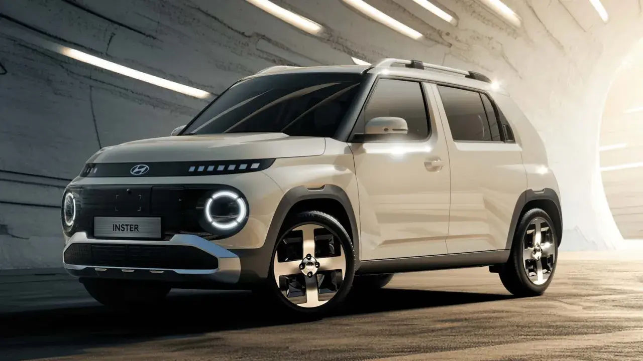 Hyundai Casper, un SUV compatto con fari circolari distintivi e un design moderno, pronto per l'avventura urbana.