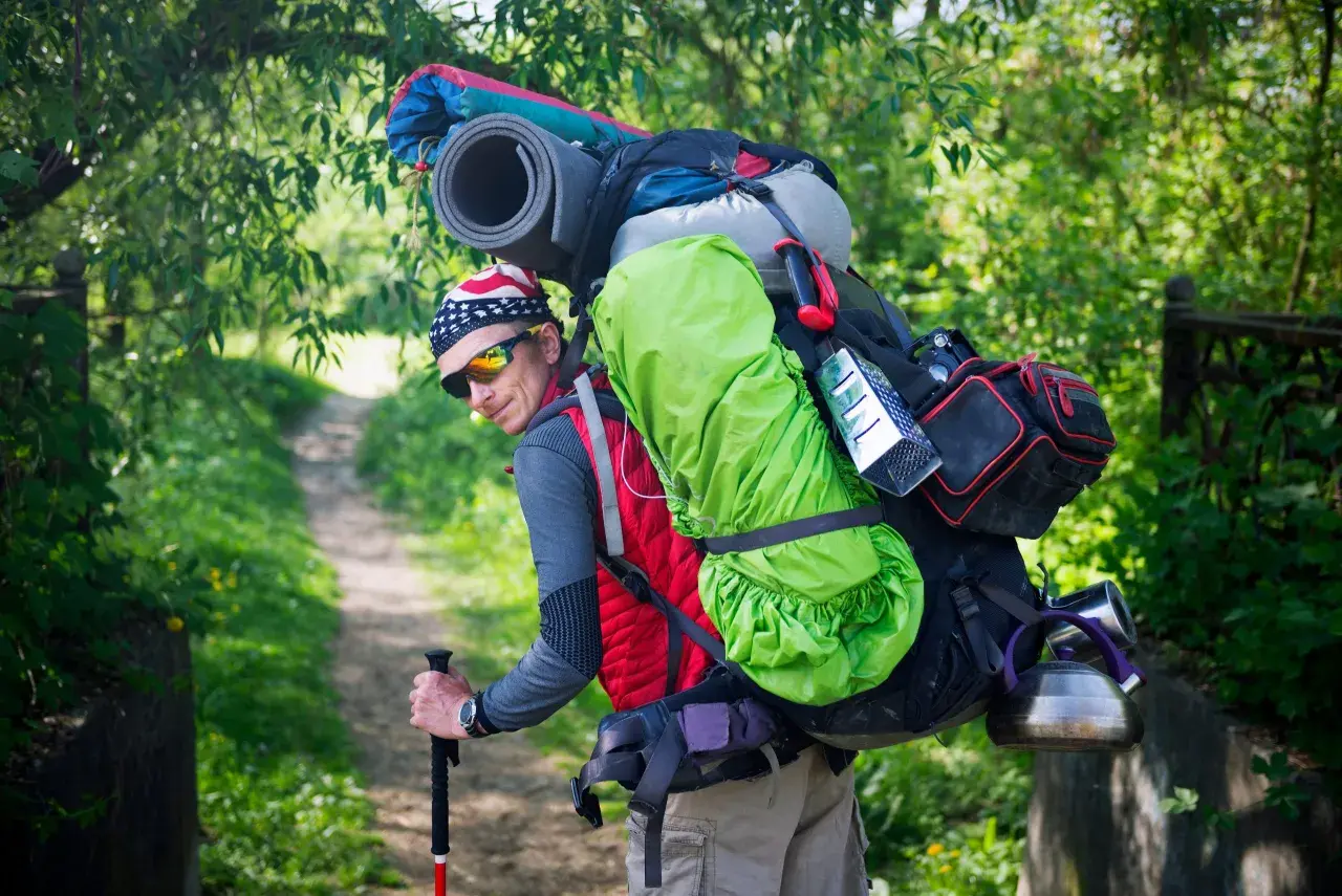 Randonneur avec un sac à dos imposant, le poids d'un sac à dos pour une femme est souvent moindre.