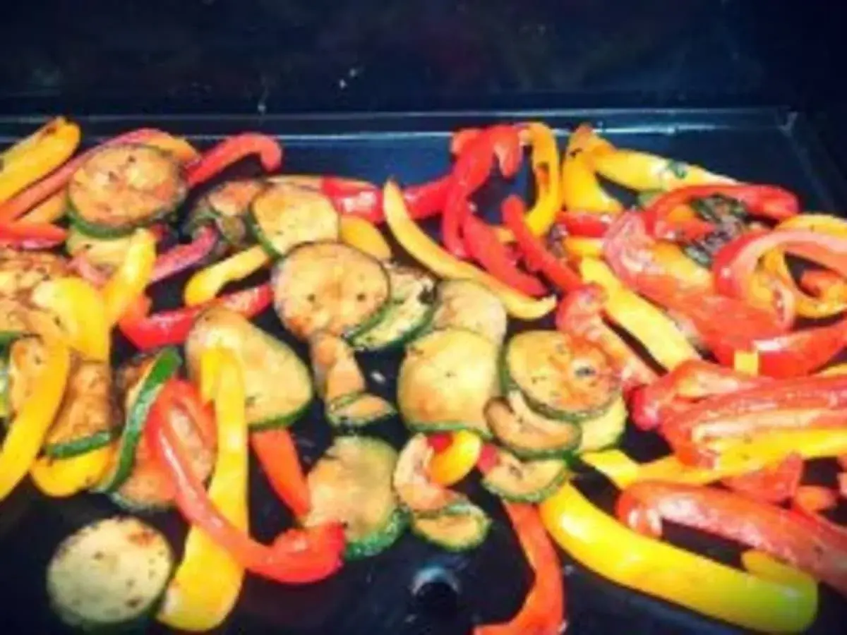 Légumes à la plancha marinés : poivrons rouges et jaunes coupés en lanières, courgettes rondes grillées. Un délice coloré !