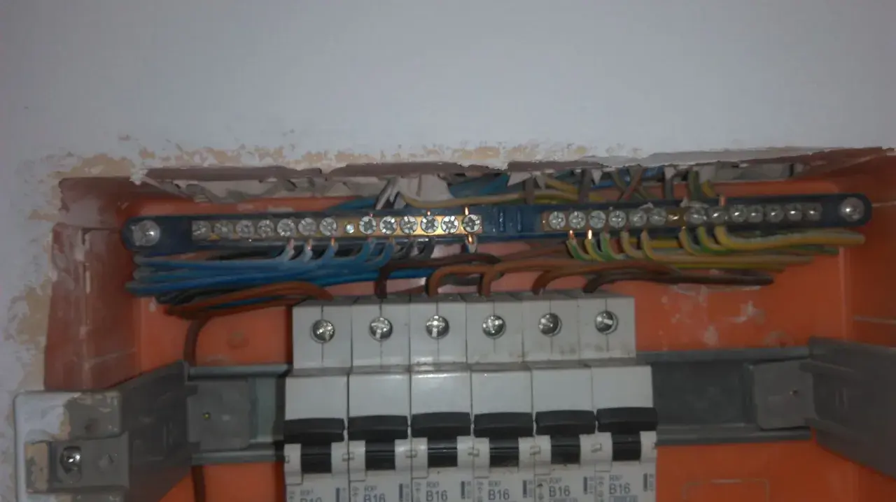 Instalacja elektryczna z listwą zaciskową. Jak sprawdzić uziemienie bez miernika? Widać przewody fazowe, neutralne i ochronne.