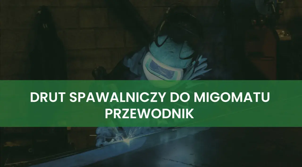 Spawacz w masce ochronnej pracuje z migomatem, używając drutu spawalniczego.