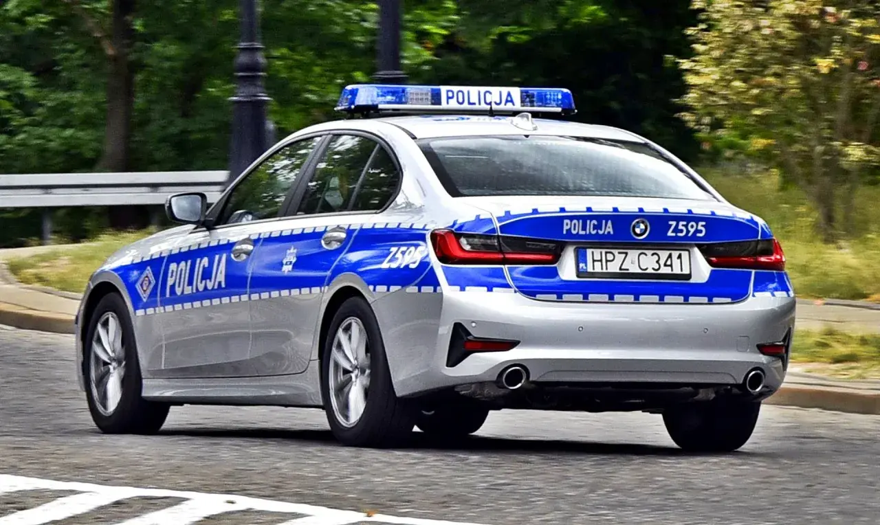 Radiowóz policyjny z napisem "POLICJA" i numerem rejestracyjnym HPZ C341.