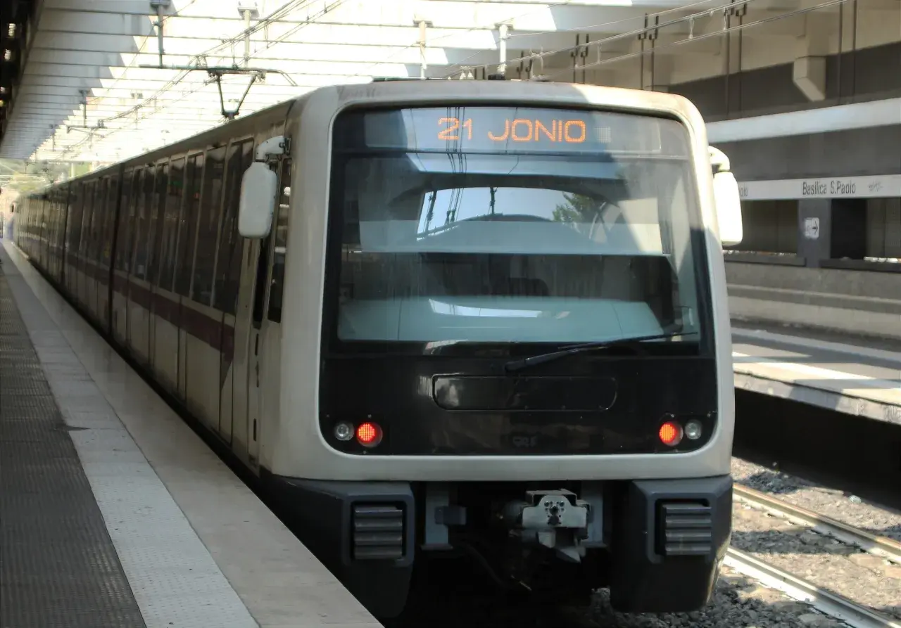 Treno della metro B fermo in stazione, con indicazione "21 Jonio". Forse in attesa di lavori o per un guasto.