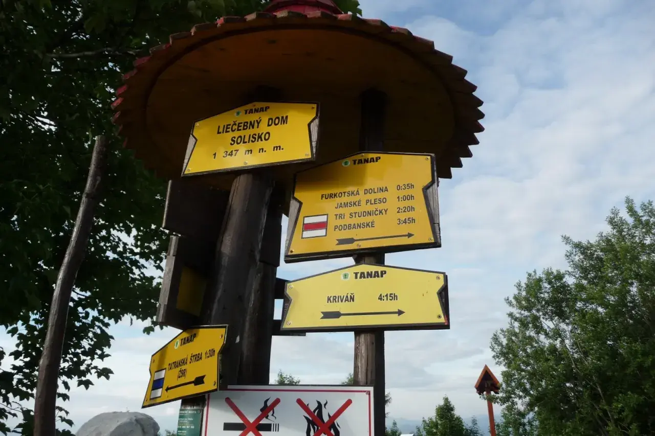 Rozcestník v Tatrách. Szlak na Krywań zajmie 4:15h. Inne szlaki prowadzą do Furkoty, Jamskiego Plesa i Podbańskiego.
