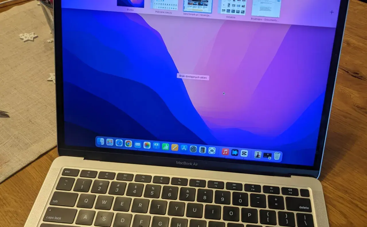 MacBook Air z kolorową tapetą. Czy mogę połączyć AirPods z laptopem? Tak, to możliwe.
