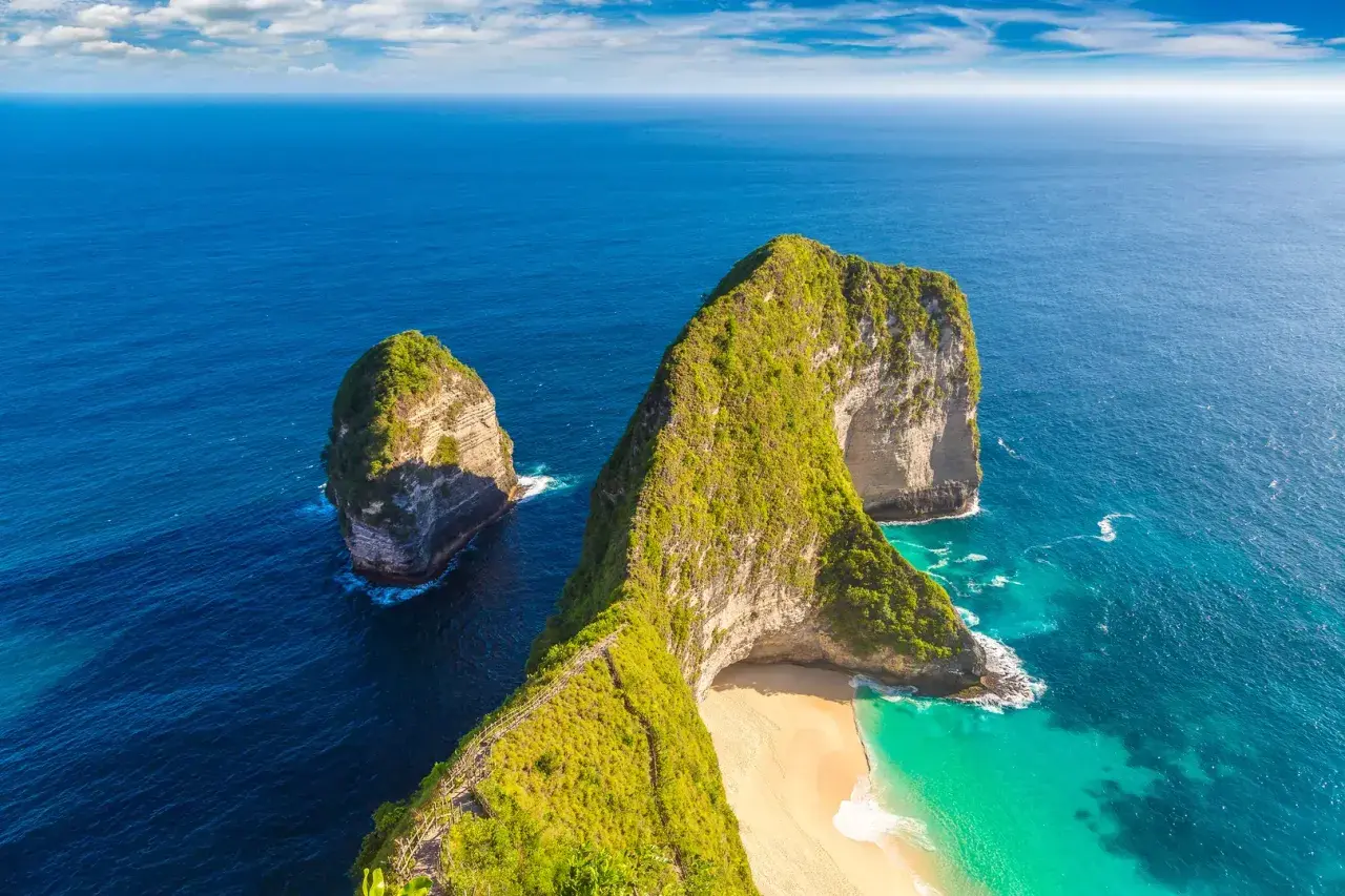 Rajska plaża z klifami i turkusową wodą, idealne miejsce na wakacje na Bali.