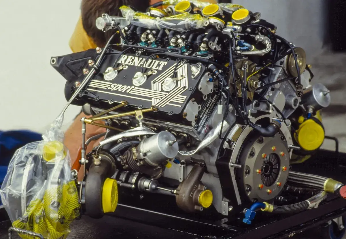 Ein komplexer Renault V10 Formel 1 Motor mit Turbolader.