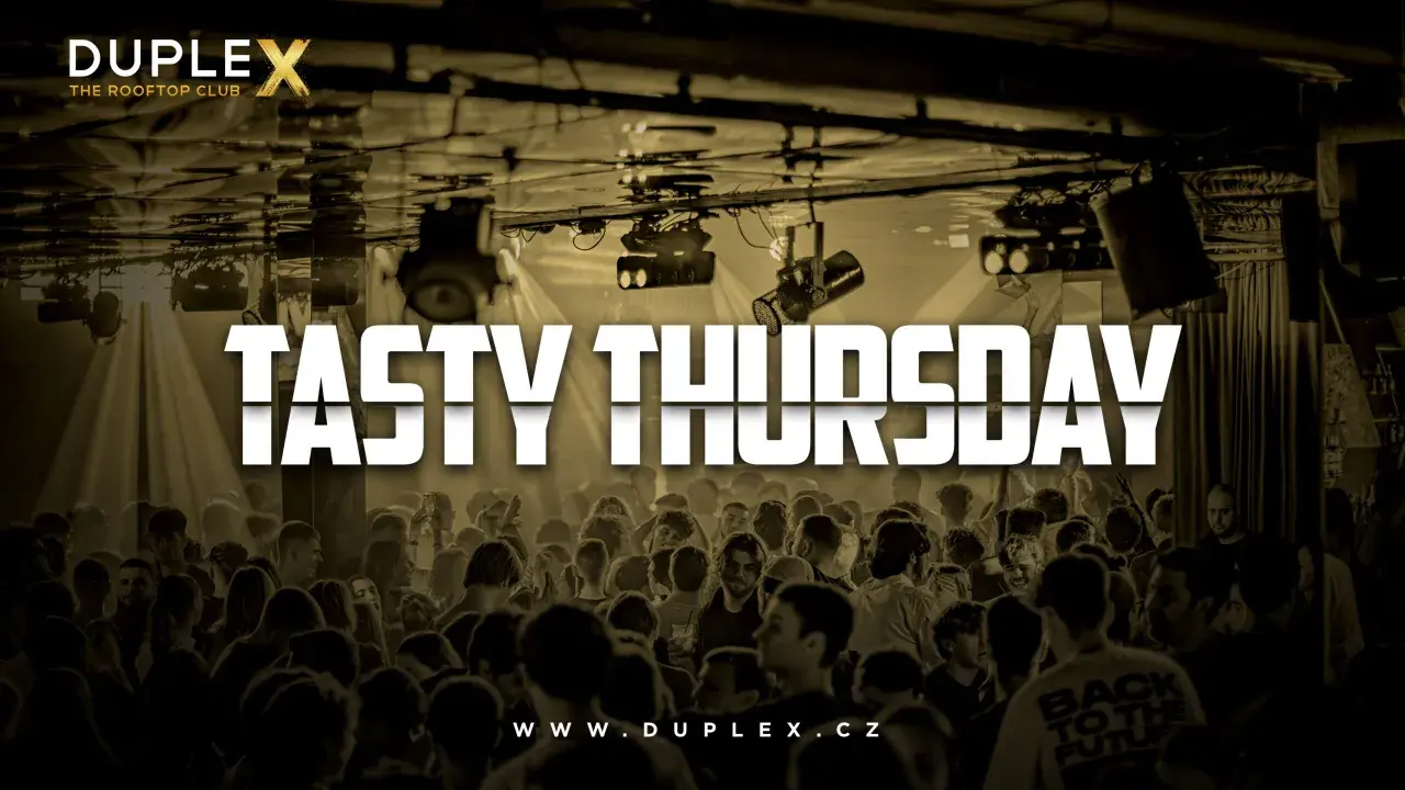 En livlig folkmassa dansar på Duplex, The Rooftop Club i Prag. "Tasty Thursday" lyser i vitt över scenen.