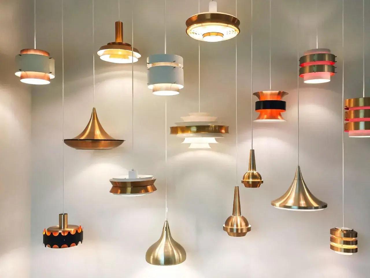 Colección de lámparas colgantes de diseño, algunas con **bombillas sin punto de luz** visible, creando un ambiente cálido y moderno.