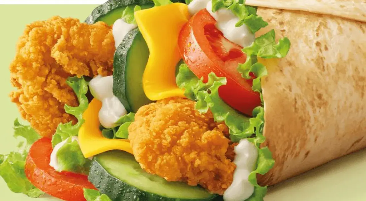 McWrap Bekon Deluxe: chrupiący kurczak, bekon, ser, warzywa i sos w tortilli. Pyszny i sycący, idealny na szybki posiłek.