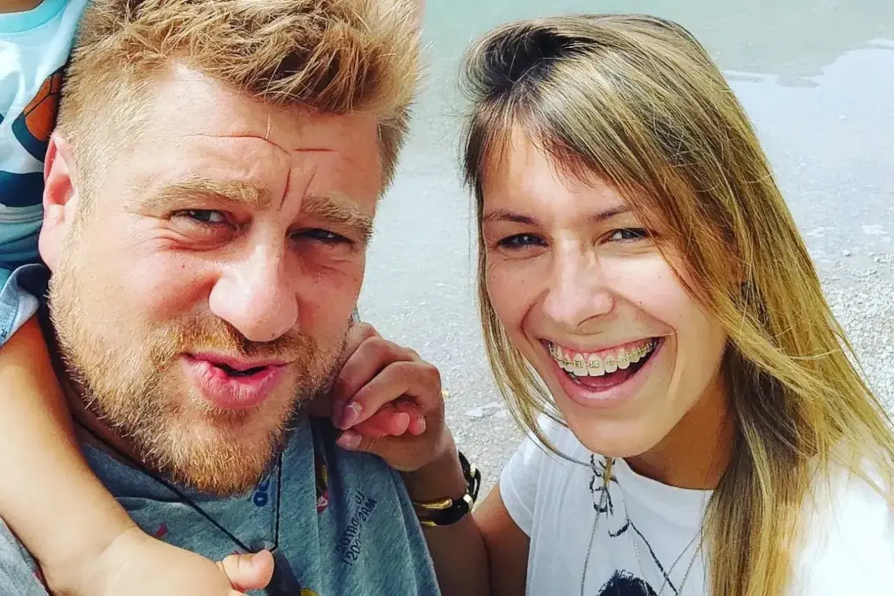 Tomasz Jakubiak z żoną i dzieckiem na wakacjach. Uśmiechnięta para cieszy się wspólnym czasem.