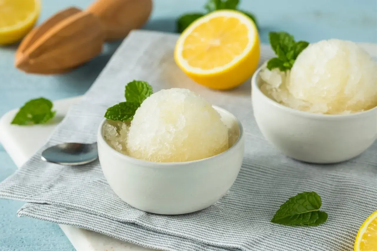 Orzeźwiająca cytrynowa granita, idealna na upalne dni. Prosty przepis na domową granita.