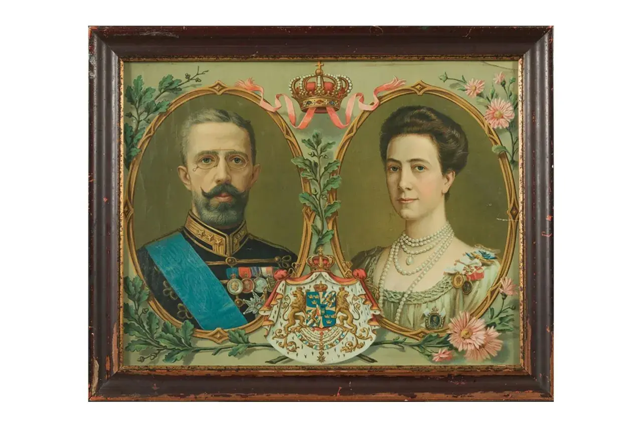 Kung Gustav V och hans fru, drottning Victoria, porträtterade med kungliga symboler och blommor.