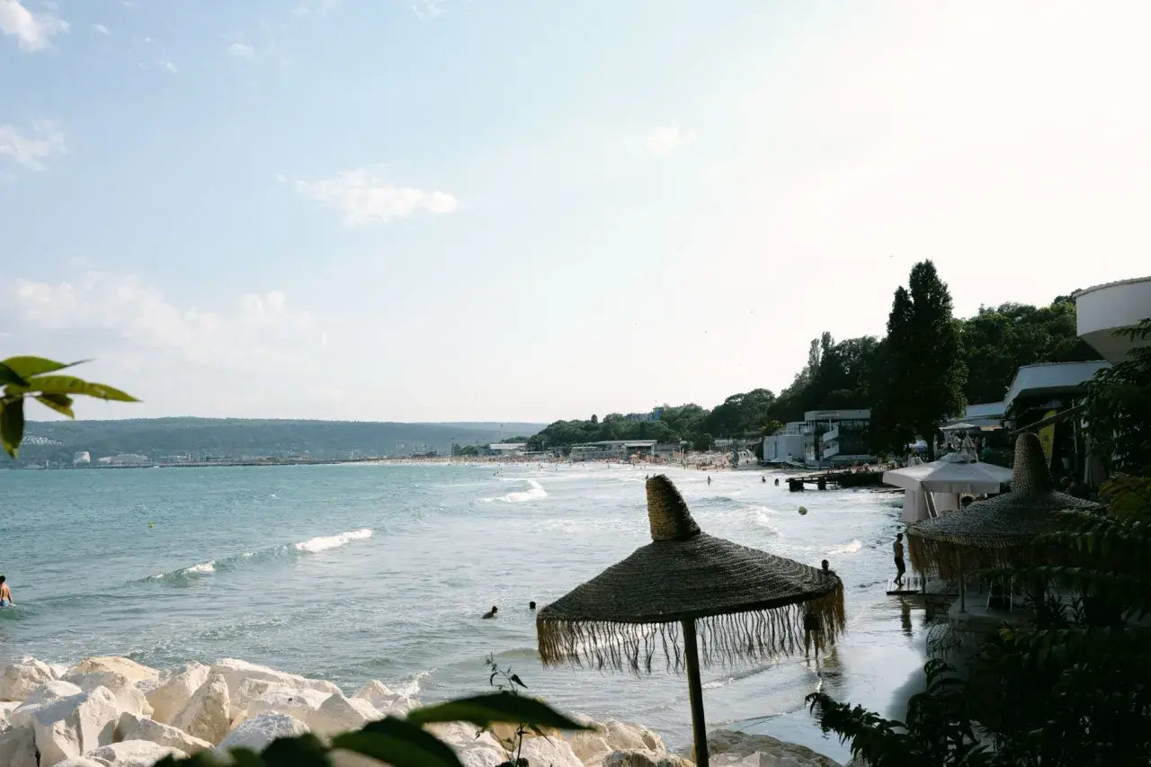 Słoneczna plaża w Bułgarii, gdzie można poczuć klimat wakacji i wydać swoje euro.