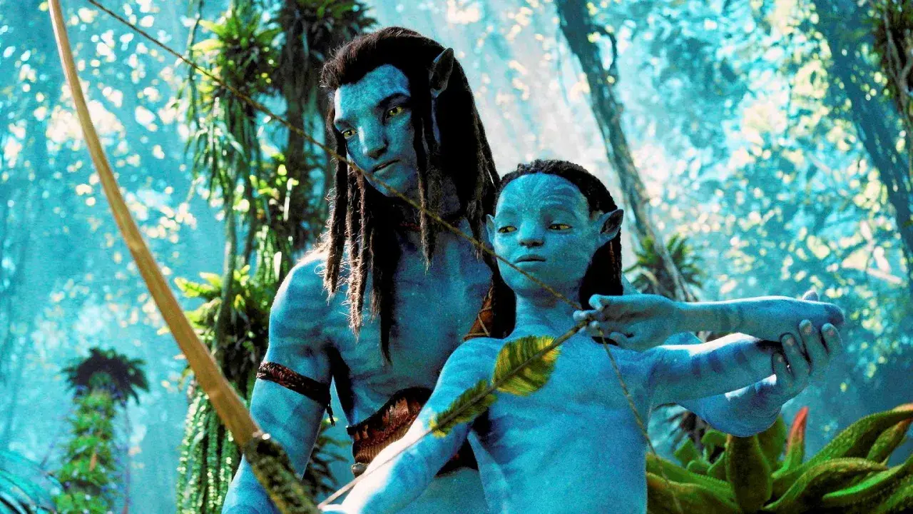 Neytiri uczy Jake'a, jak strzelać z łuku. Czy to jego pierwszy raz, kiedy jako avatar ćwiczy strzelanie?