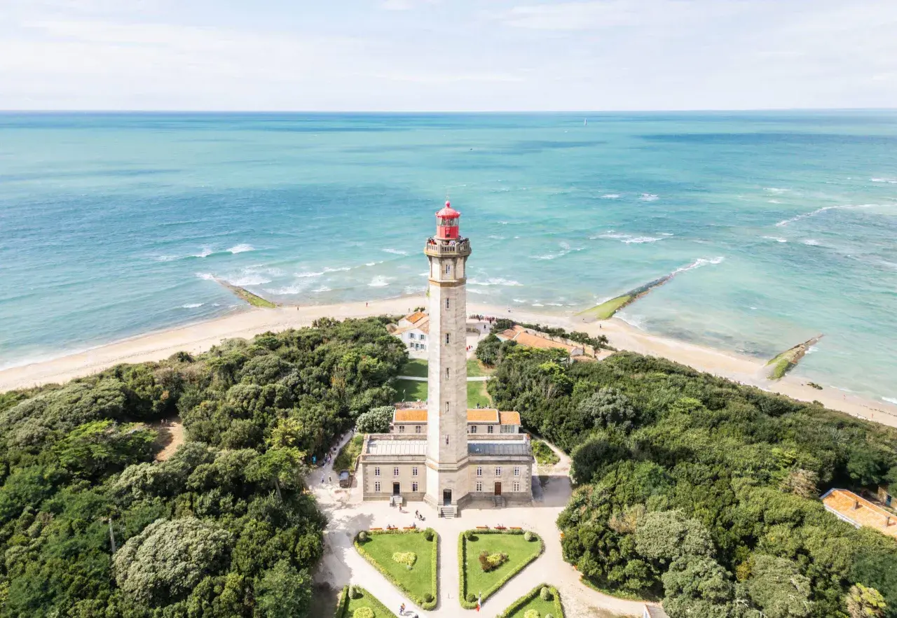 Phare emblématique de l'île de Ré, veillant sur l'océan Atlantique.