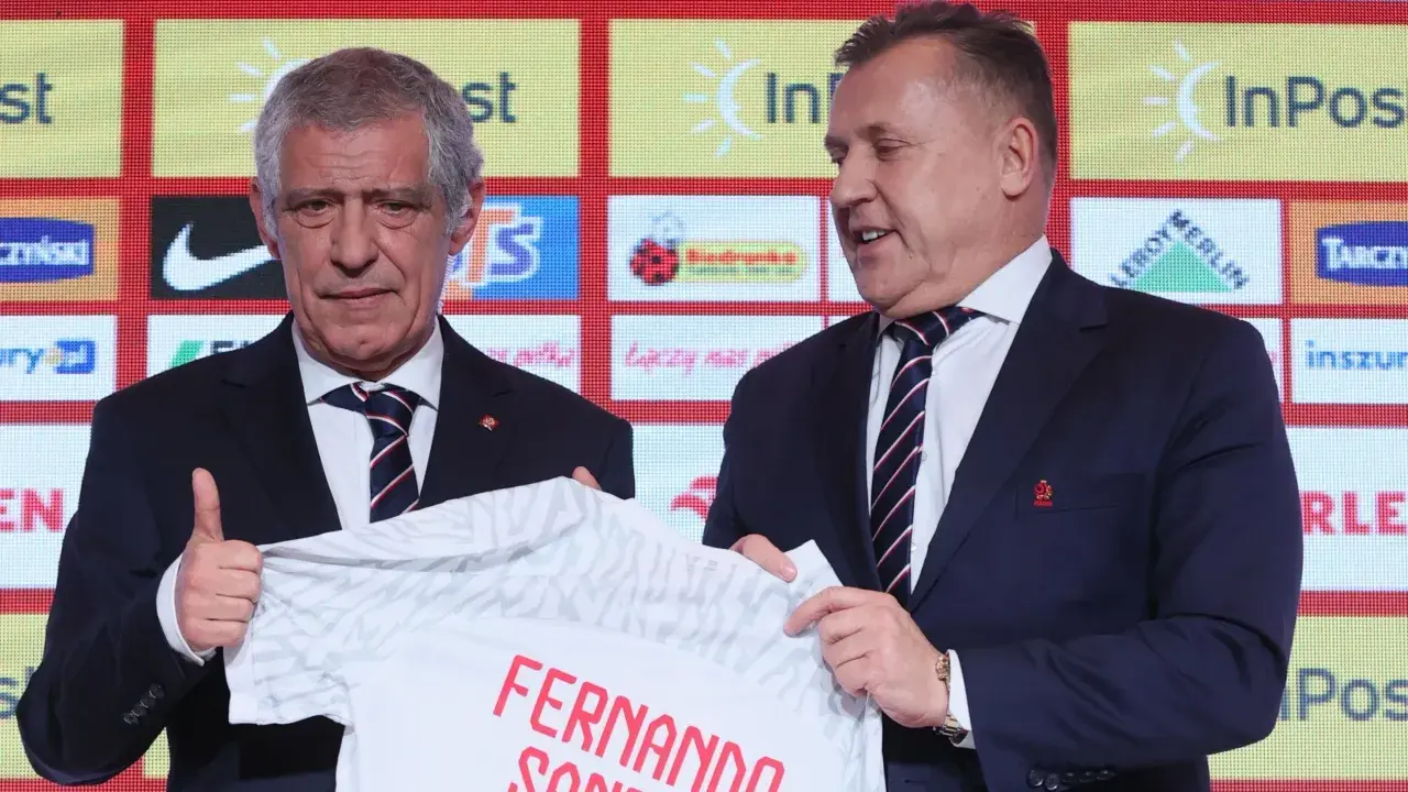 Fernando Santos, jeden z wielu polscy trenerzy za granicą, prezentuje koszulkę.