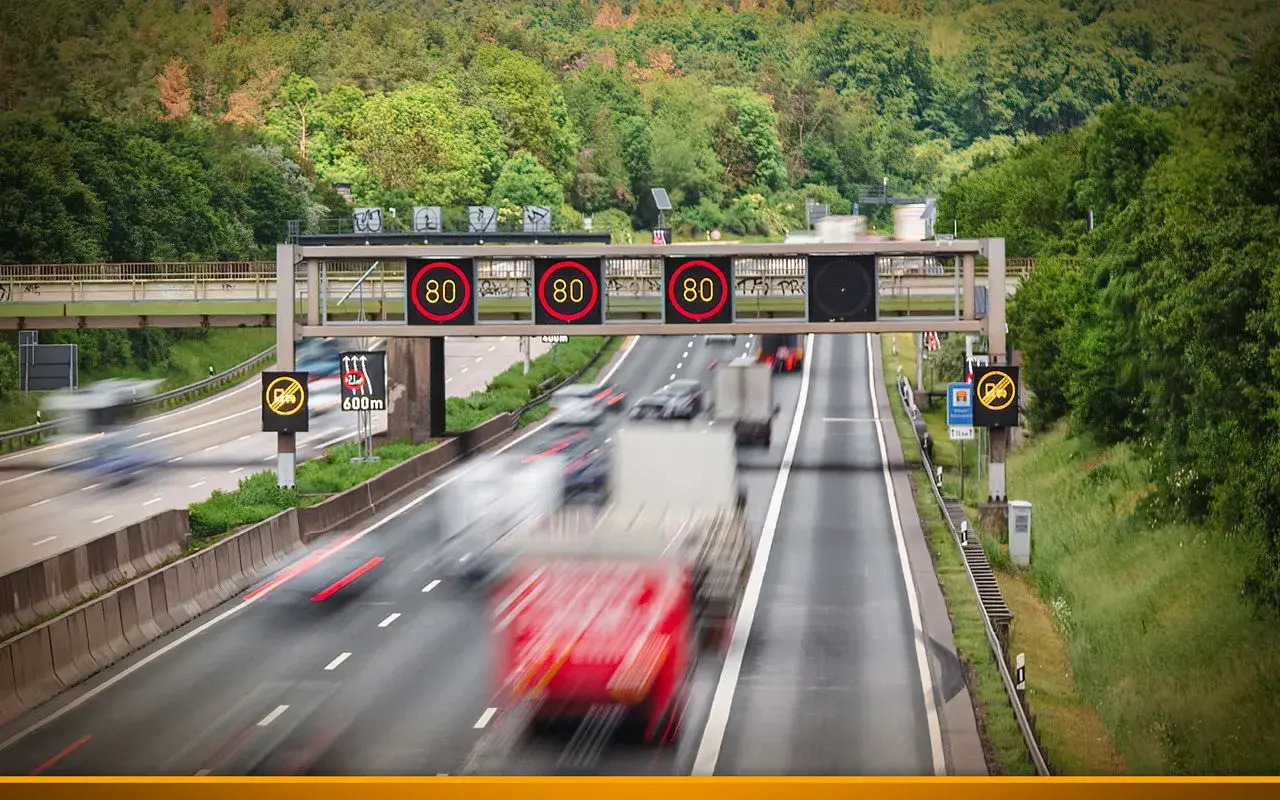 Autobahn mit Tempolimit 80 in Litauen. Verkehr fließt, aber die Geschwindigkeit wird kontrolliert.