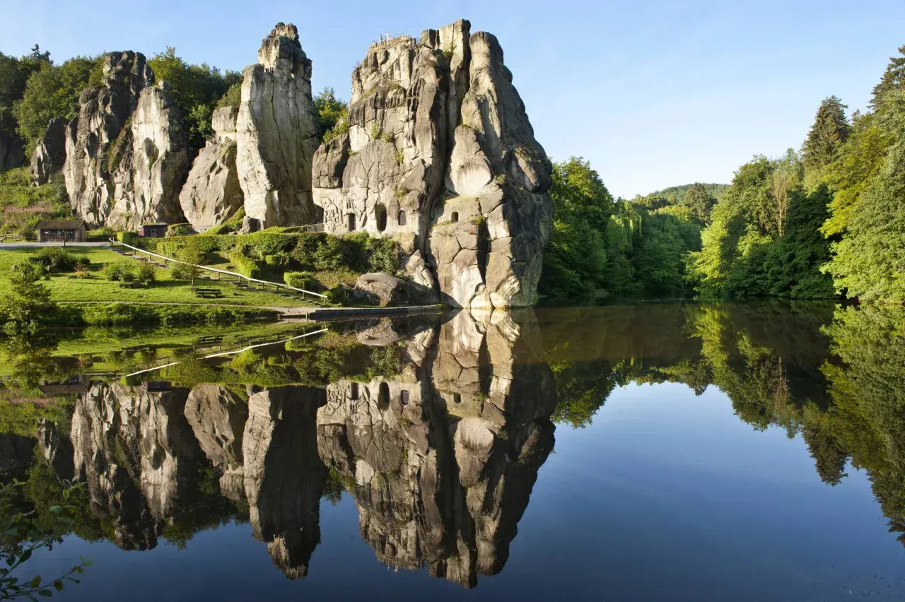 Felsenformationen spiegeln sich im Wasser. Ein toller Ort zum Wandern in NRW, fast wie Berge.