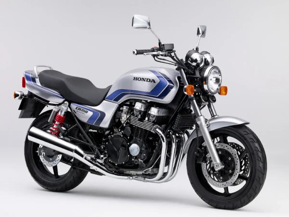 Srebrny motocykl Honda CB750 Seven Fifty z niebieskimi pasami, widok z przodu.