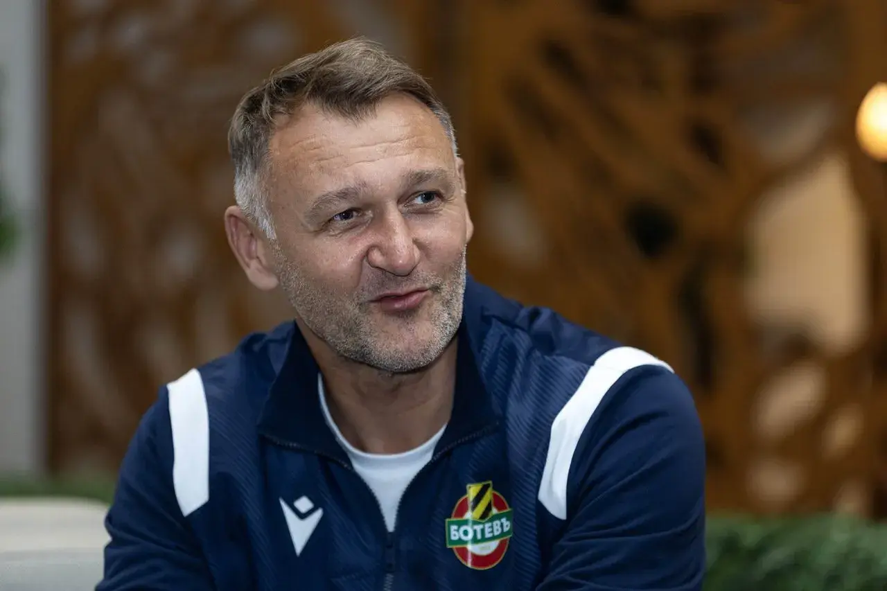 Artur Płatek w dresie z herbem klubu, zamyślony.