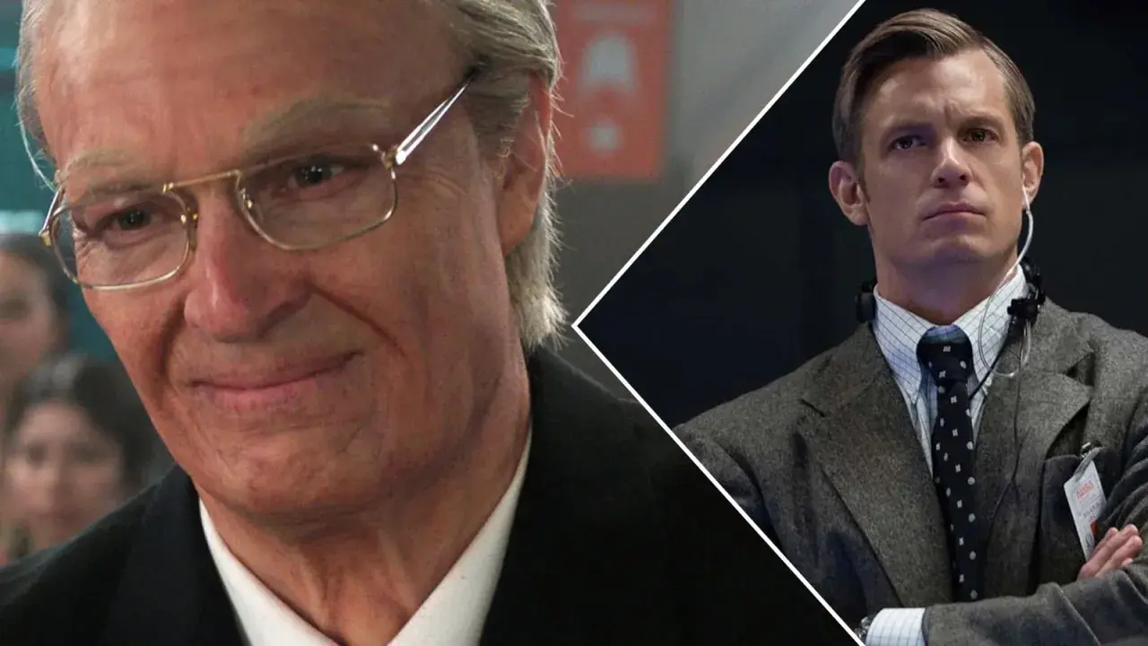 Joel Kinnaman i ny serie. En äldre man med glasögon ler, bredvid en yngre man i kostym med headset.