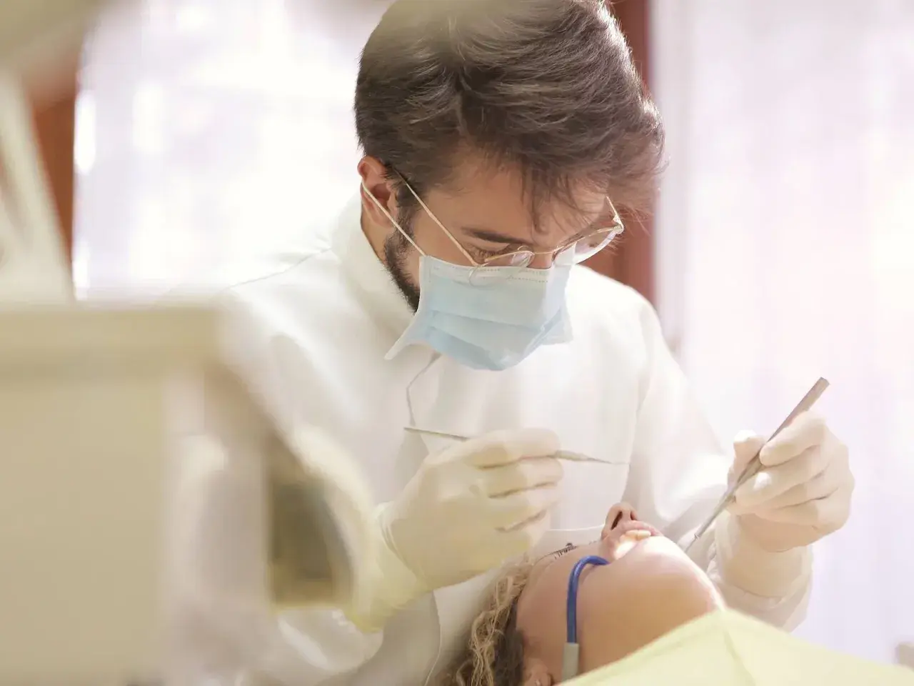Co można zrobić u dentysty na nfz? Sprawdź darmowe usługi stomatologiczne