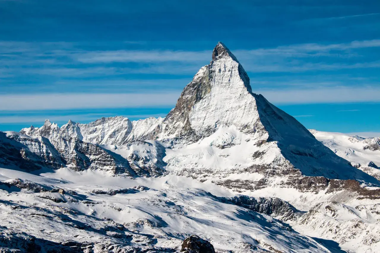 Majestatyczny Matterhorn w śnieżnej szacie, zapraszający do wejścia na szczyt.