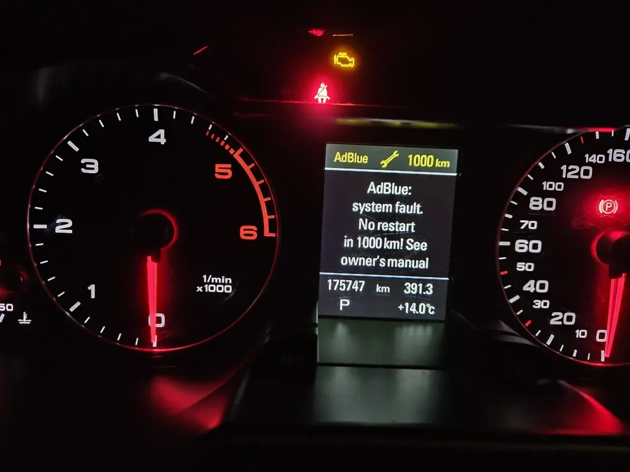 Kontrolka AdBlue w Audi świeci się, informując o awarii systemu i braku możliwości restartu w ciągu 1000 km.