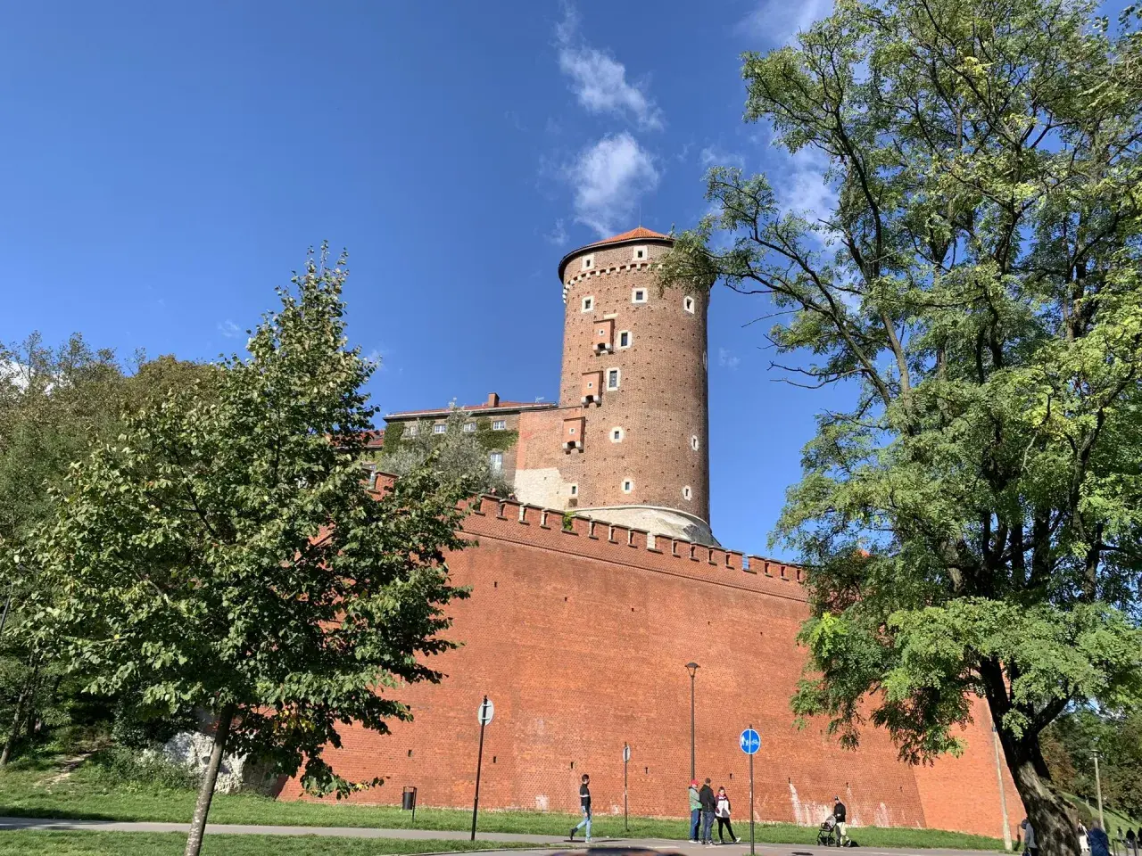 Wawel, jeden z najpiękniejszych zamków w Krakowie, wznosi się dumnie na tle błękitnego nieba.