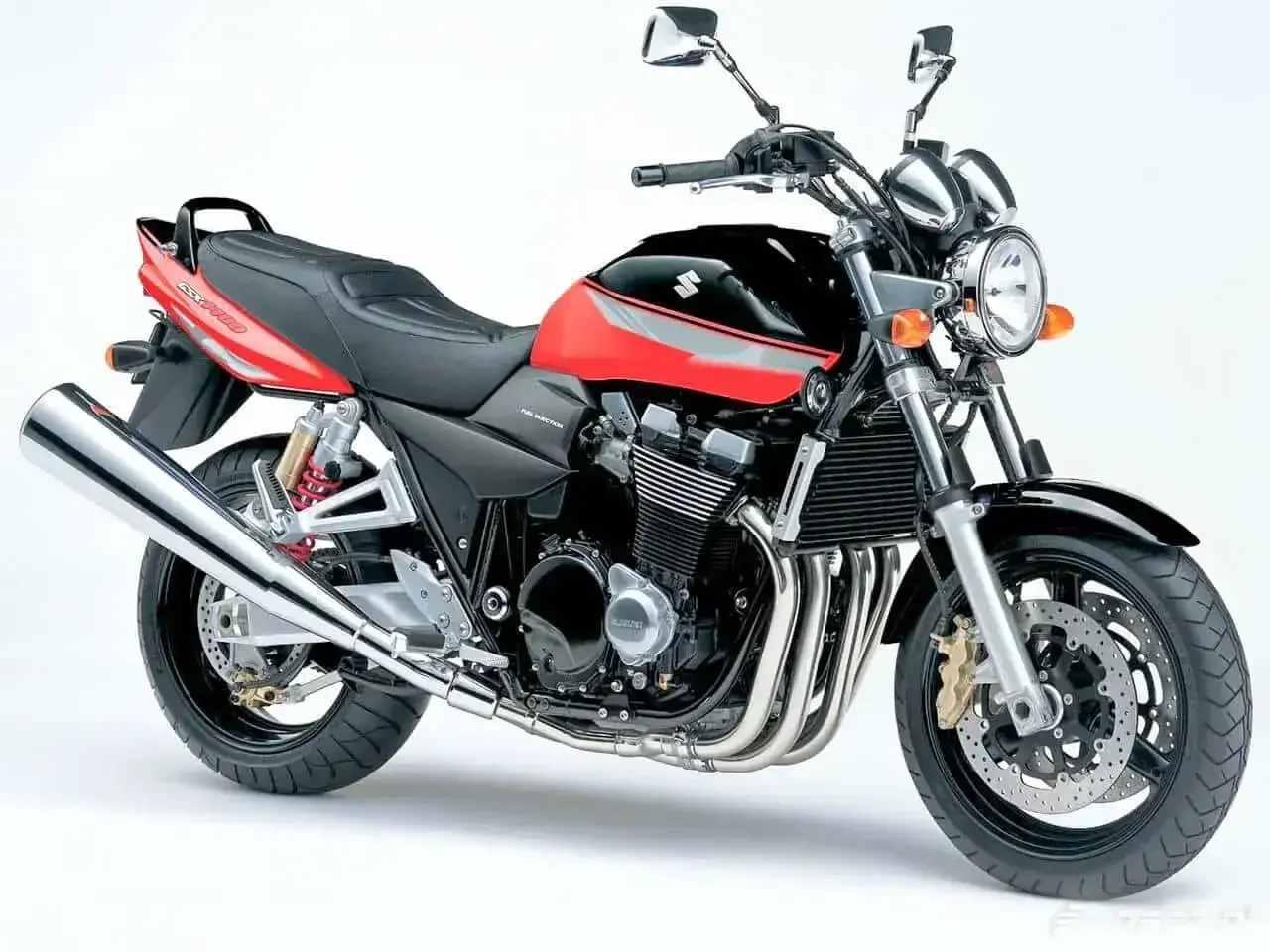 Czerwono-czarny Suzuki GSX z 2005 roku. Zastanawiasz się, ile pali motor? Ten klasyk z pewnością zapewni emocje.