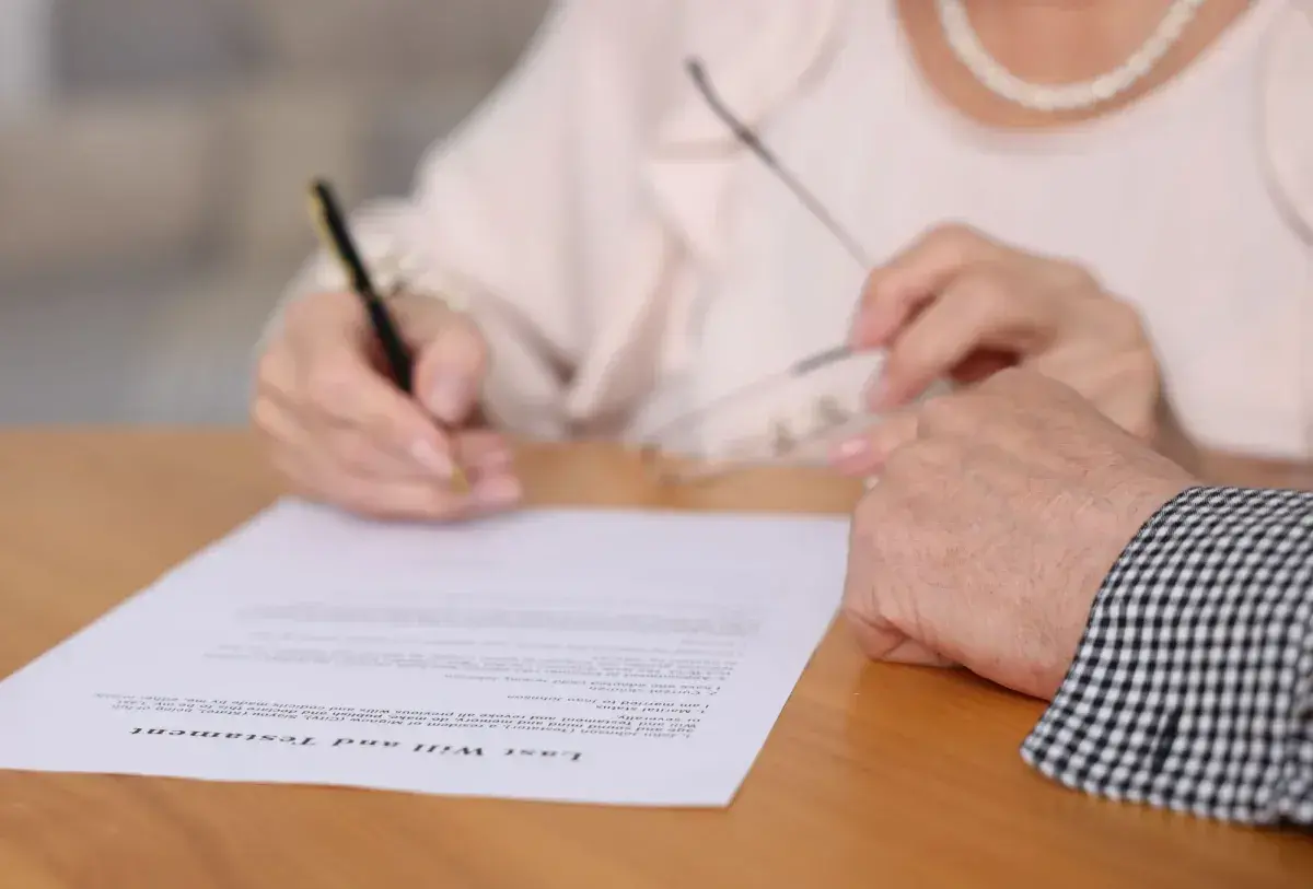 Dłoń pisze testament, dokument do otworzyć po mojej śmierci.