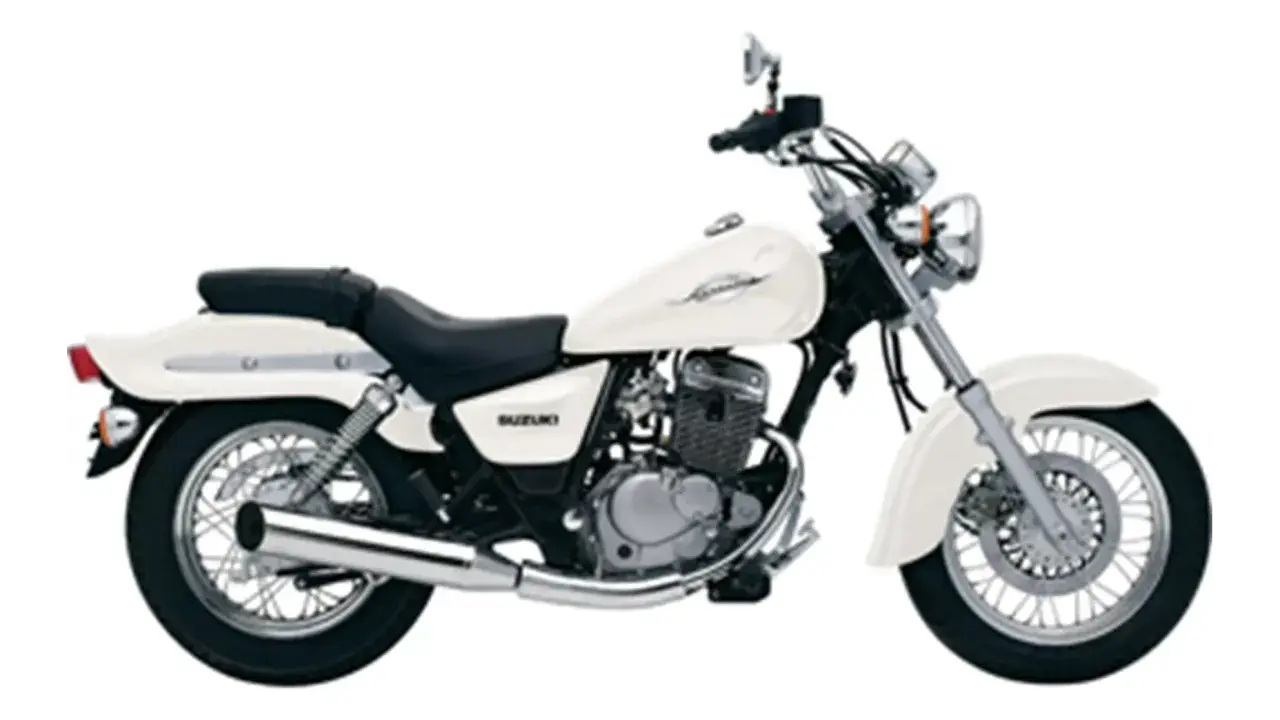 Biały motocykl Suzuki Marauder 125 widziany z boku.
