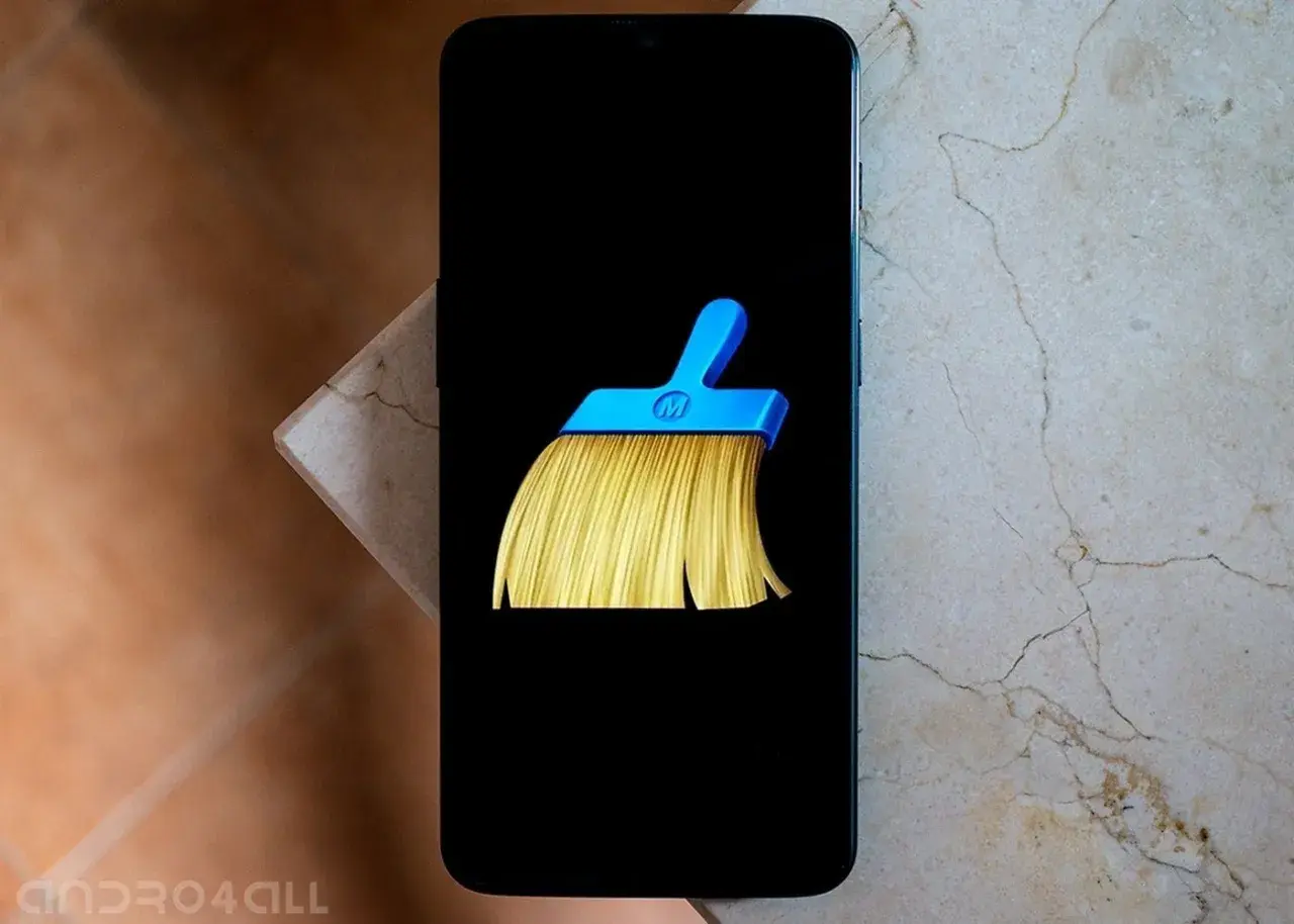 Un teléfono muestra el icono de una escoba azul y amarilla, símbolo del mejor limpiador de móvil gratis.