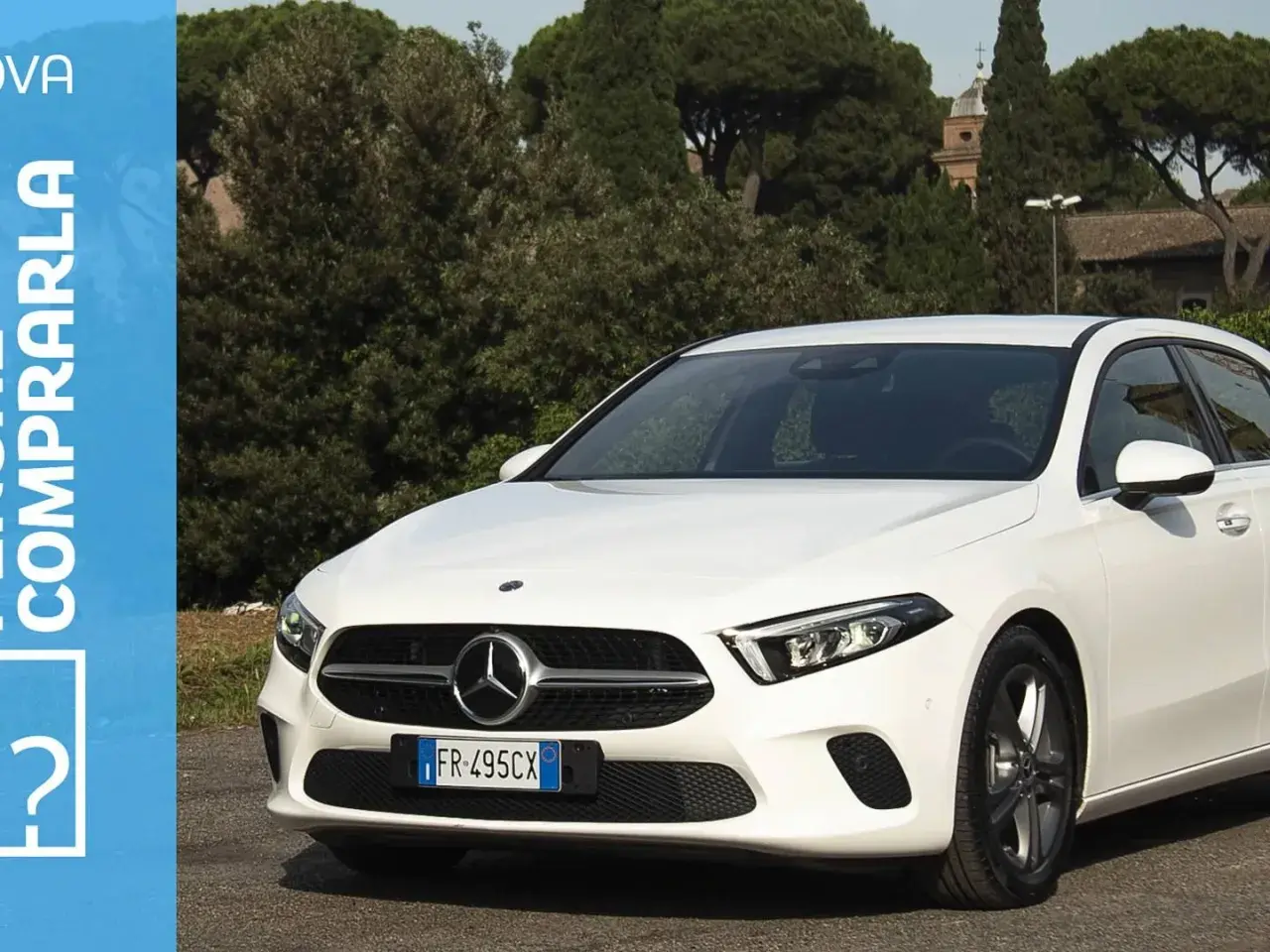 La nuova Mercedes Classe A 2026, bianca e scintillante, pronta a conquistare la strada.