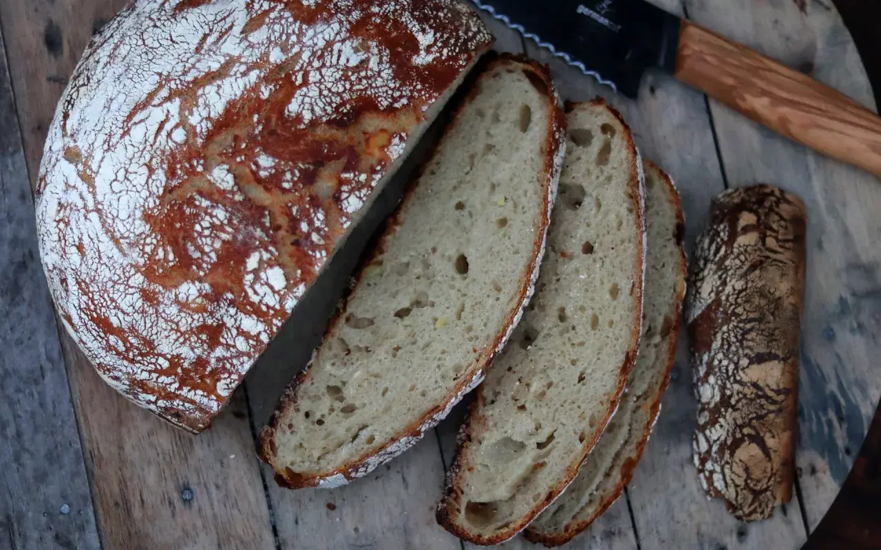 Frisch gebackenes Kartoffelbrot mit knuspriger Kruste und weicher Krume. Ein tolles Rezept für Kartoffelbrot!