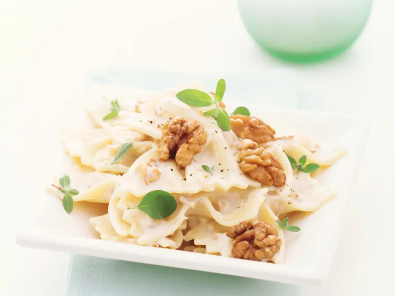Farfalle in cremiger Sauce mit Walnüssen und Kräutern. Perfekt für die schnelle Feierabendküche, die Farfalle Kochzeit ist kurz.