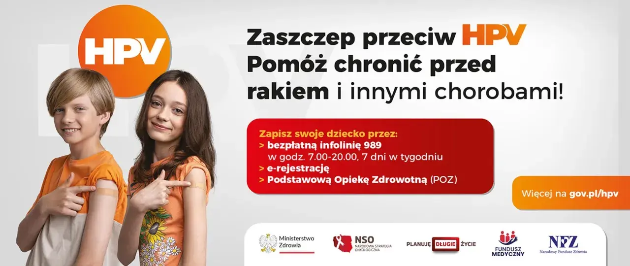 Dwoje uśmiechniętych dzieci z plastrem po szczepieniu. Kampania informacyjna o szczepionce na HPV.